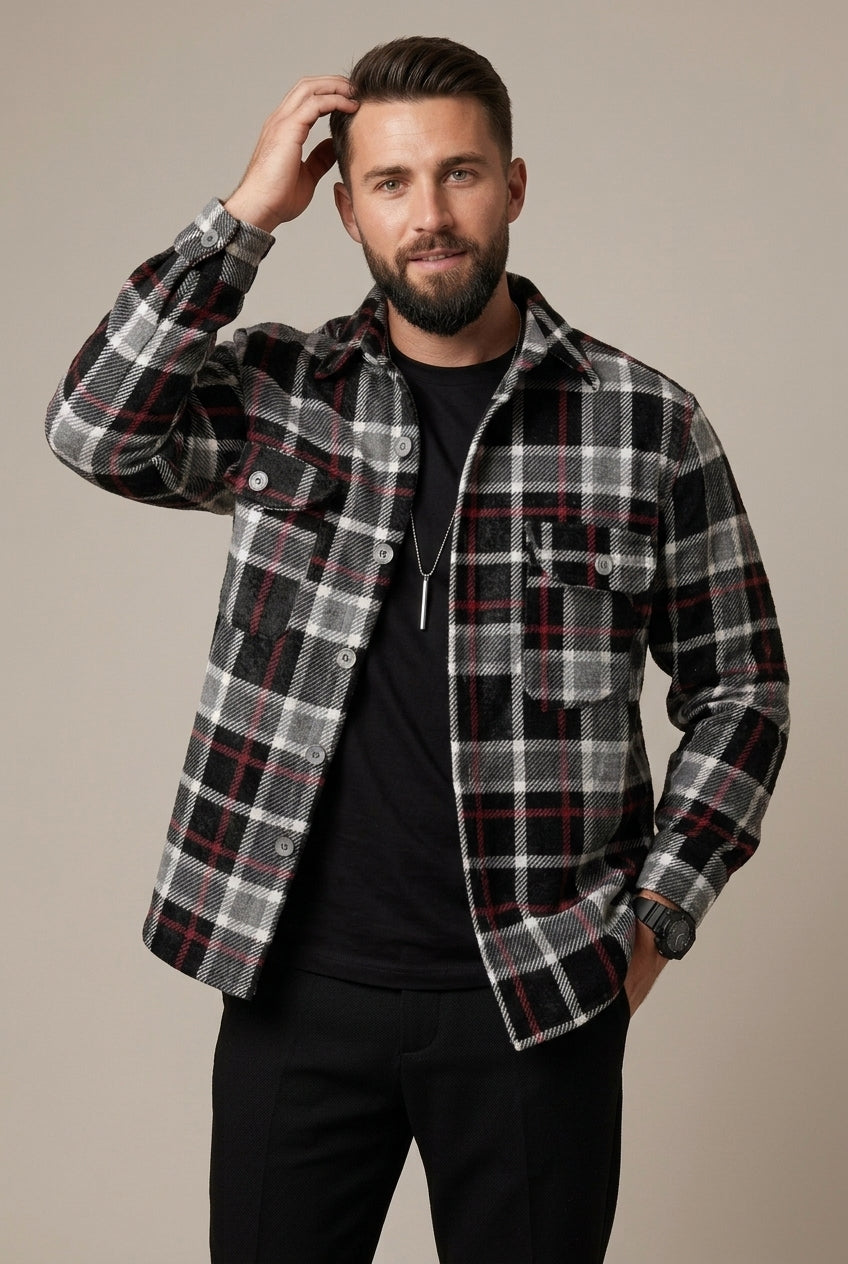 Lässiger Layering-Look mit kariertem Herren-Overshirt