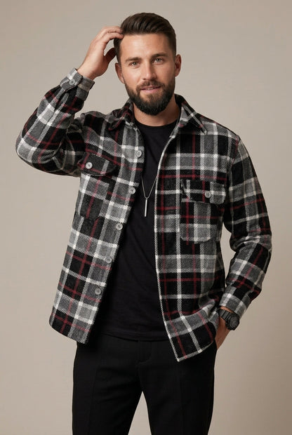 Lässiger Layering-Look mit kariertem Herren-Overshirt