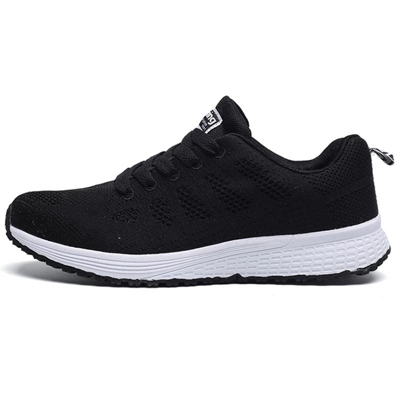 Schwarzer Sportschuh mit weißer Sohle, atmungsaktives Mesh-Obermaterial, ideal für Laufen und Fitness, modisches Design, bequeme Passform.