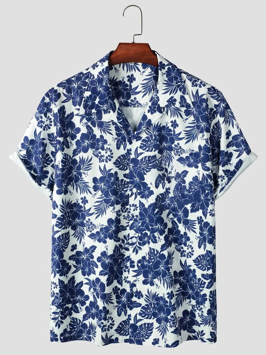 Kurzarm-Hemd mit blau-weißem Blumenmuster, tropisches Design, lässiger Stil, ideal für Sommermode, Herrenbekleidung, auf Holzkleiderbügel.