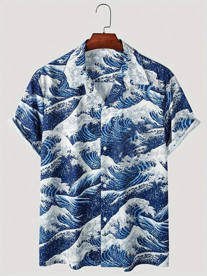 Kurzarmhemd mit blau-weißem Wellenmuster, inspiriert von japanischer Kunst, auf Holzkleiderbügel. Sommermode, Herrenhemd, maritimes Design.
