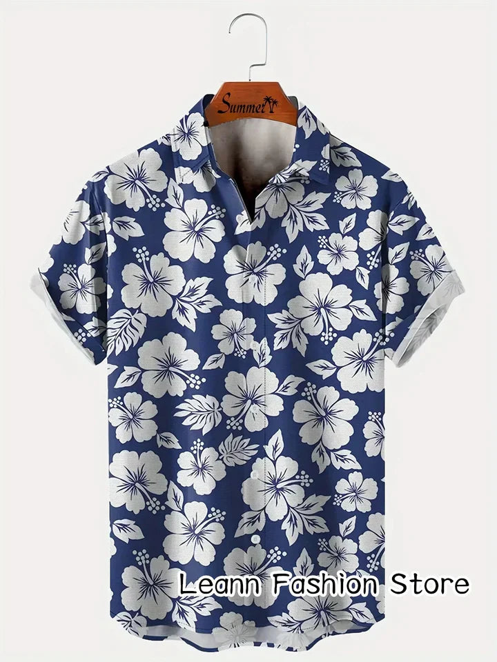 Blaues Hawaii-Hemd mit weißen Blumenmuster, kurzärmelig, aus Baumwolle, ideal für Sommermode. Hängend auf einem Kleiderbügel.