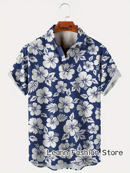 Blaues Hawaii-Hemd mit weißen Blumenmuster, kurzärmelig, aus Baumwolle, ideal für Sommermode. Hängend auf einem Kleiderbügel.