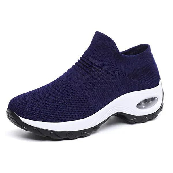Dunkelblauer Sneaker ohne Schnürsenkel mit weißer Sohle und Luftpolster, atmungsaktives Strickmaterial, ideal für Sport und Freizeit.
