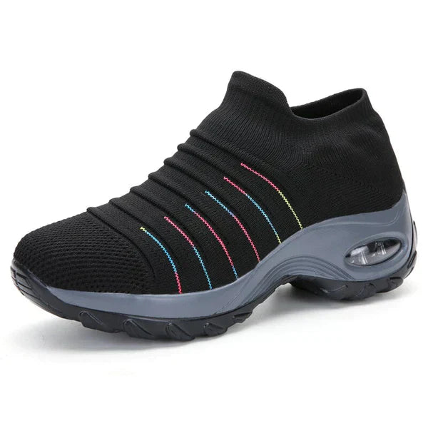 Schwarzer Damen-Sneaker mit elastischem Strick-Obermaterial, bunter Ziernaht und rutschfester Sohle. Bequemer Sportschuh für Alltag und Fitness.