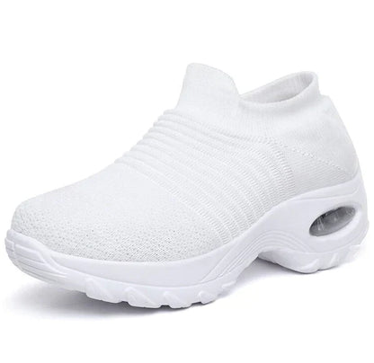 Weiße Damen-Sneaker mit atmungsaktivem Strick-Obermaterial und dicker Sohle. Bequeme, modische Schuhe für Sport und Freizeit.