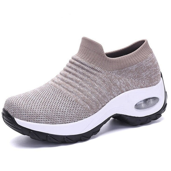 Beiger Damen-Sneaker mit Strick-Obermaterial, dicker weißer Sohle und Luftpolster. Bequemer, modischer Freizeitschuh für Alltag und Sport.