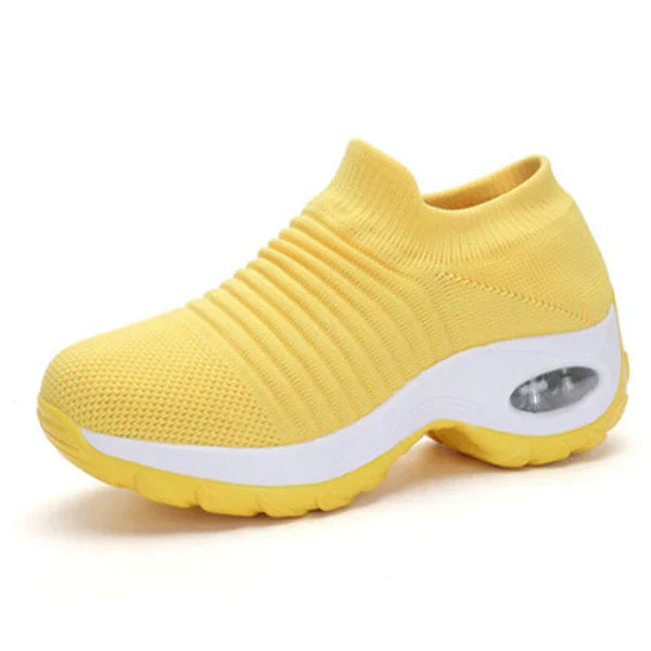 Gelber Damen-Sneaker mit atmungsaktivem Strick-Obermaterial, rutschfester Sohle und Luftpolsterung. Bequeme Sportschuhe für Fitness und Alltag.
