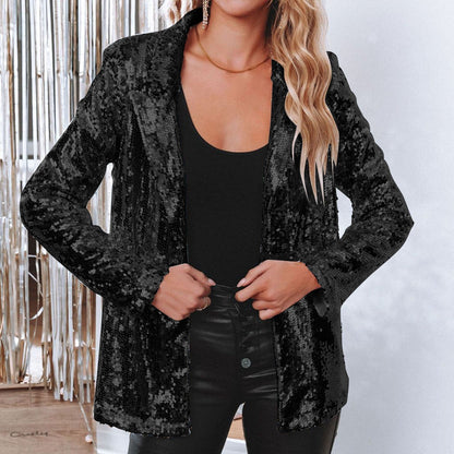 Frau in schwarzer Paillettenjacke, schwarzem Top und Lederhose vor silbernem Hintergrund. Elegante Mode, Abendgarderobe, stilvoller Look.