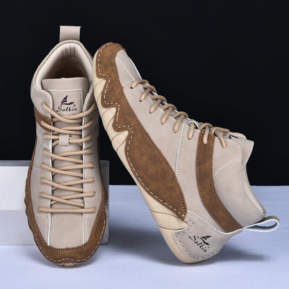 Beige und braune Sneaker mit hohem Schaft, markantem Sohlenprofil und Schnürung, ideal für Herrenmode und Freizeitkleidung.