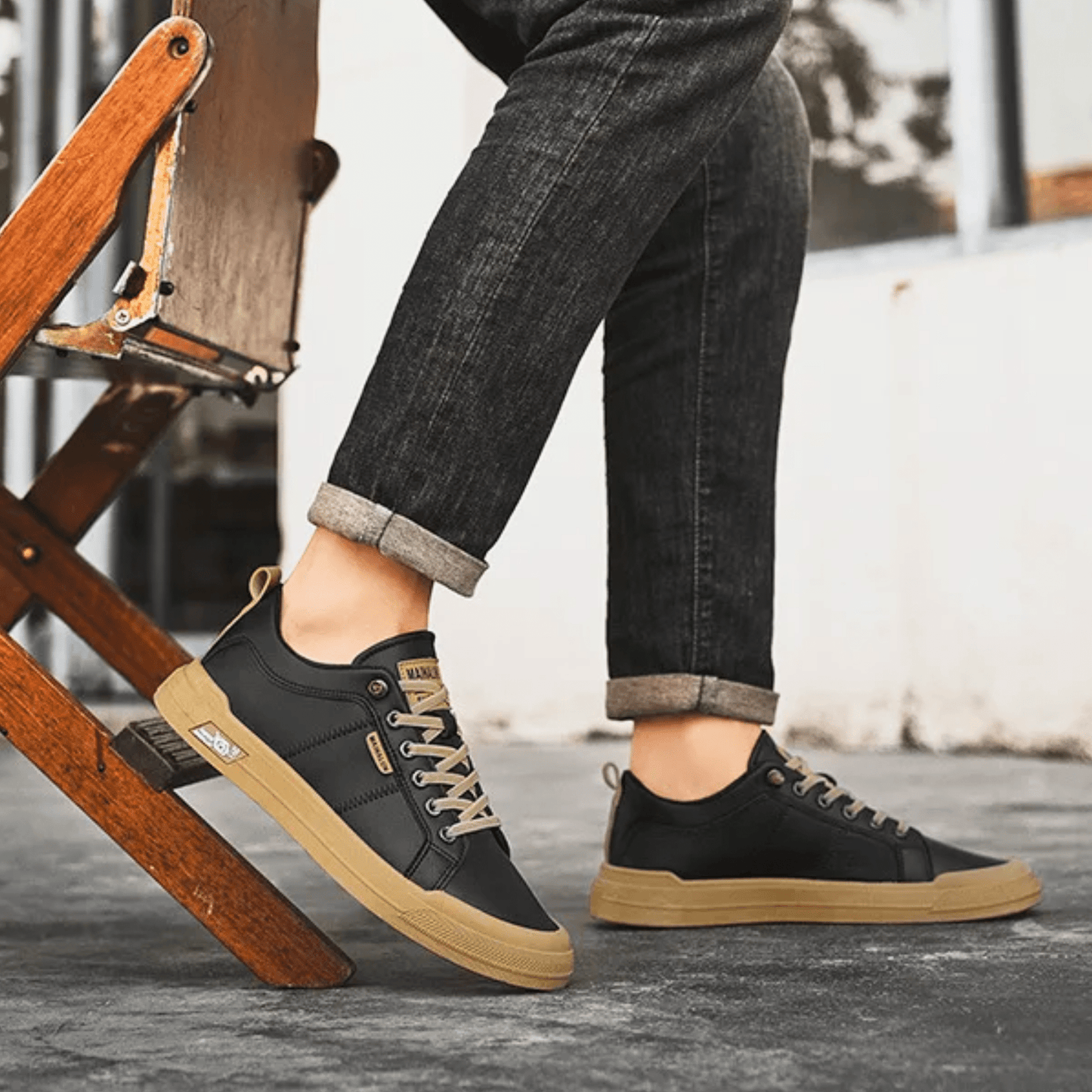 Men's Low-Top Running Shoes with Cushioned Insole, Reinforced Seams, and Lightweight Design