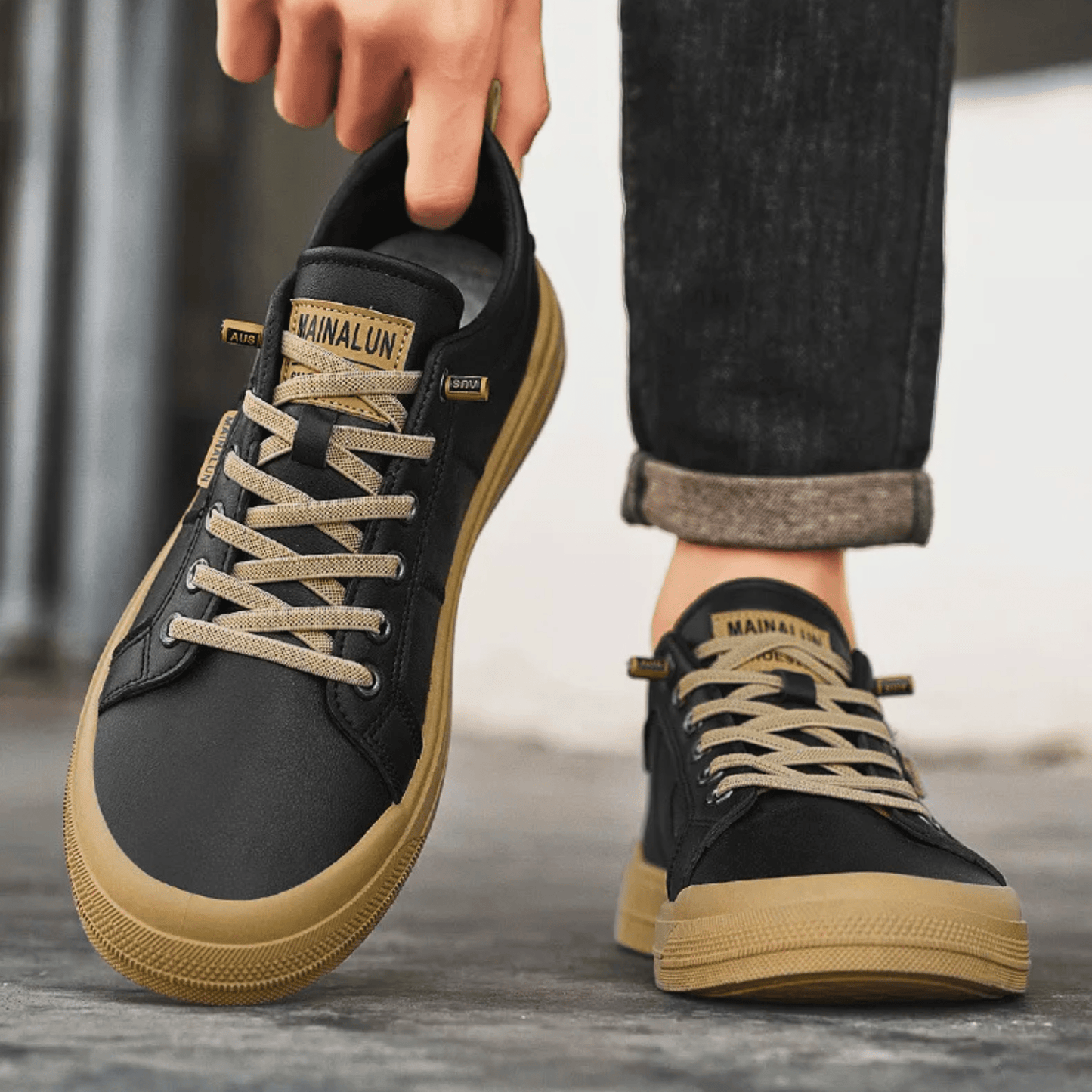 Men's Low-Top Running Shoes with Cushioned Insole, Reinforced Seams, and Lightweight Design