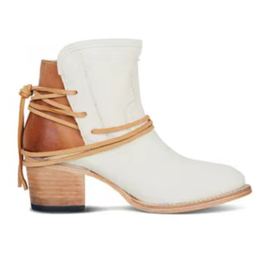 Weiße Lederstiefelette mit braunen Akzenten und Blockabsatz, seitliche Ansicht. Modische Damenstiefel, ideal für Herbstmode und trendige Outfits.