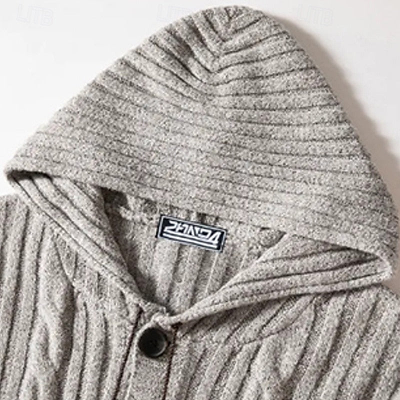 Kapuzenbereich der Herren-Grobstrickjacke im Detail