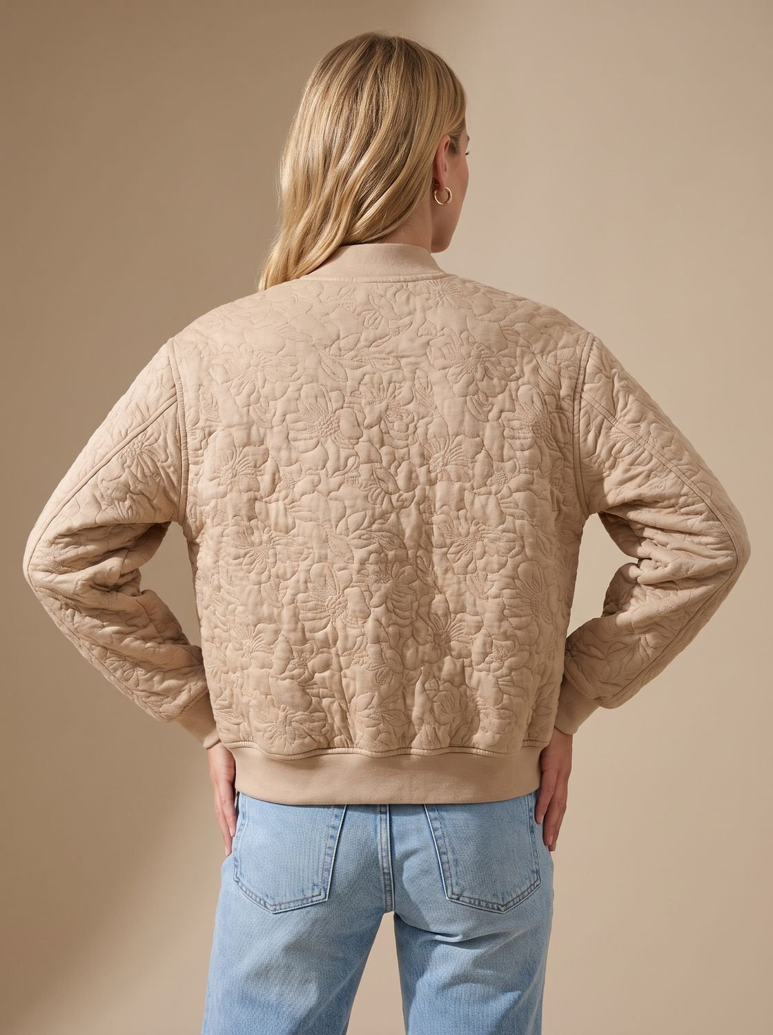 Beige Damen-Steppjacke mit floralem Muster in der Detailansicht