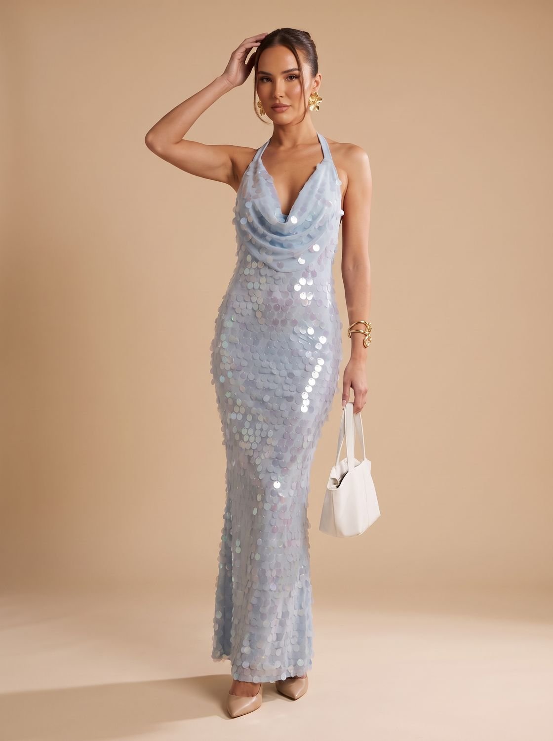 Rückansicht des bodenlangen blauen Kleids mit elegantem Fall