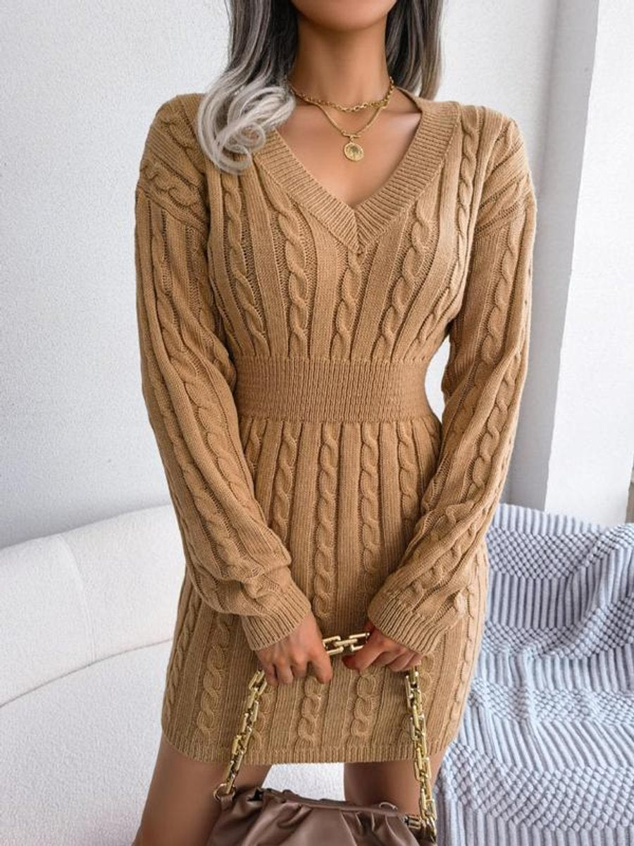 Damen-Strickkleid mit Zopfmuster und V-Ausschnitt in der Frontansicht