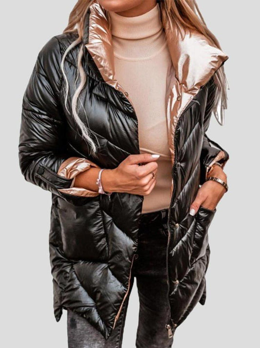 Frau in schwarzer, glänzender Steppjacke mit beigem Rollkragenpullover. Modetrend Herbst/Winter, stilvolle Damenbekleidung, warme Jacke.