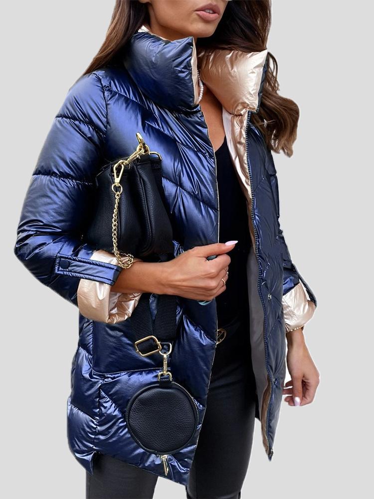 Frau in glänzendem blauen Daunenmantel mit schwarzer Handtasche. Modetrend, Winterjacke, stilvolle Damenbekleidung, elegantes Design.