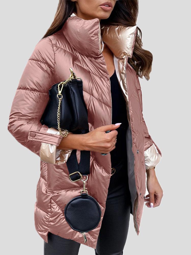 Frau in roségoldener Daunenjacke mit schwarzer Handtasche und runder Umhängetasche. Modetrend, Wintermode, stilvolle Damenbekleidung.