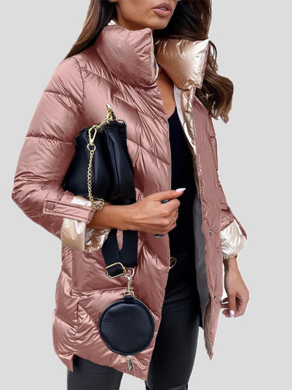 Frau in roségoldener Daunenjacke mit schwarzer Handtasche und runder Umhängetasche. Modetrend, Wintermode, stilvolle Damenbekleidung.