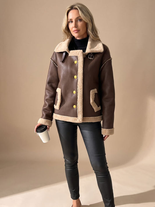 Damen-Aviatorjacke aus Kunstleder mit weichem Sherpa-Futter von vorne