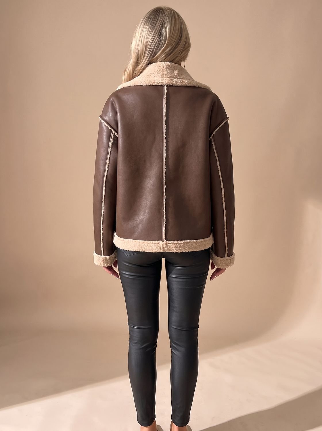 Damen-Aviatorjacke mit Knopfverschluss und Sherpa-Futter in der Vorderansicht