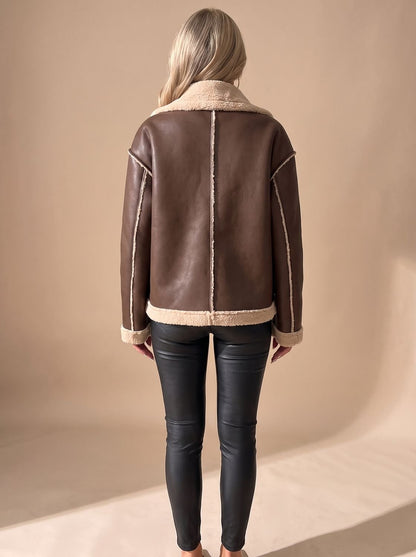 Damen-Aviatorjacke mit Knopfverschluss und Sherpa-Futter in der Vorderansicht