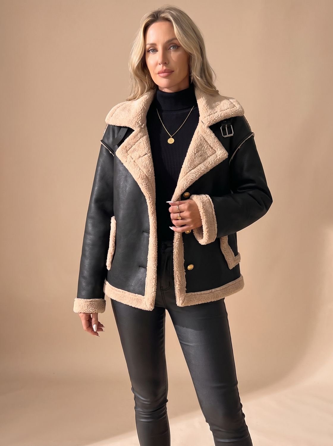 Detailaufnahme des Kunstleders und des weichen Sherpa-Futters der Damenjacke
