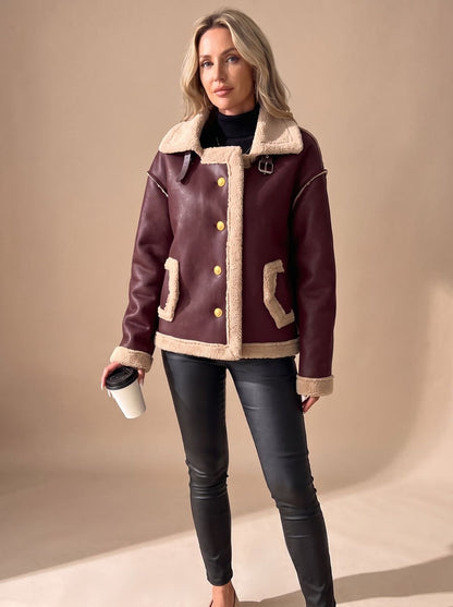 Damen-Aviatorjacke aus Kunstleder in einer seitlichen Ansicht
