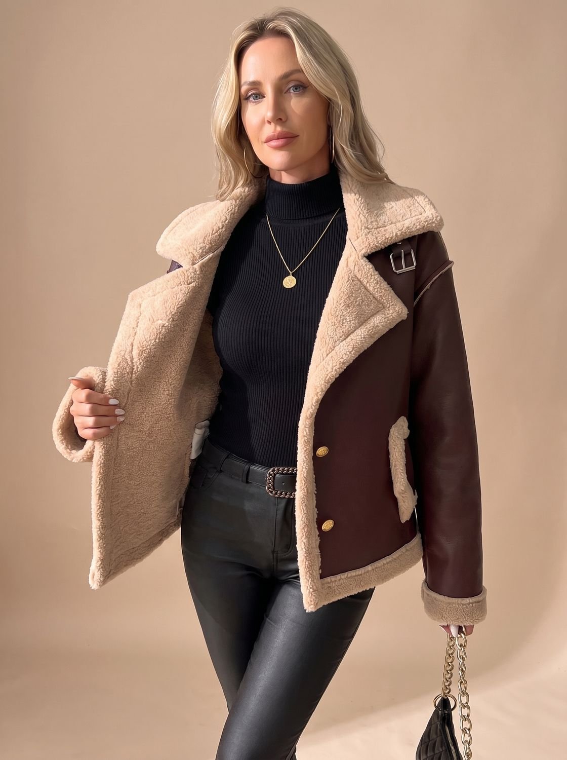 Rückansicht der gefütterten Damen-Aviatorjacke aus Kunstleder