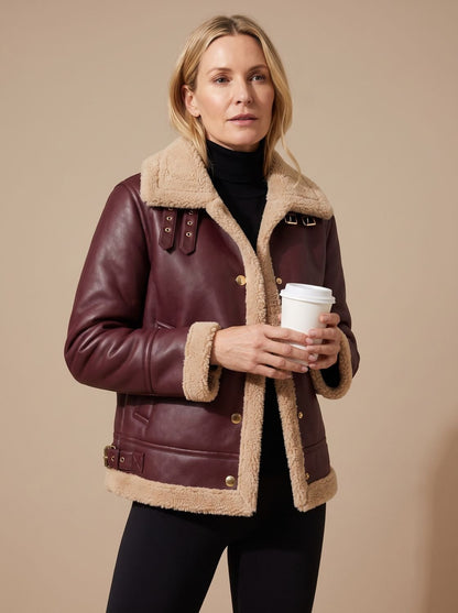 Innenansicht des weichen Sherpa-Futters der Damen-Aviatorjacke