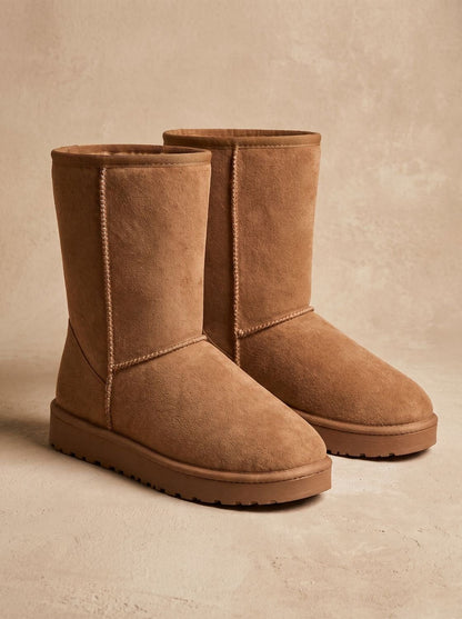 Seitliche Ansicht wadenhoher Damenstiefel aus Kunstwildleder