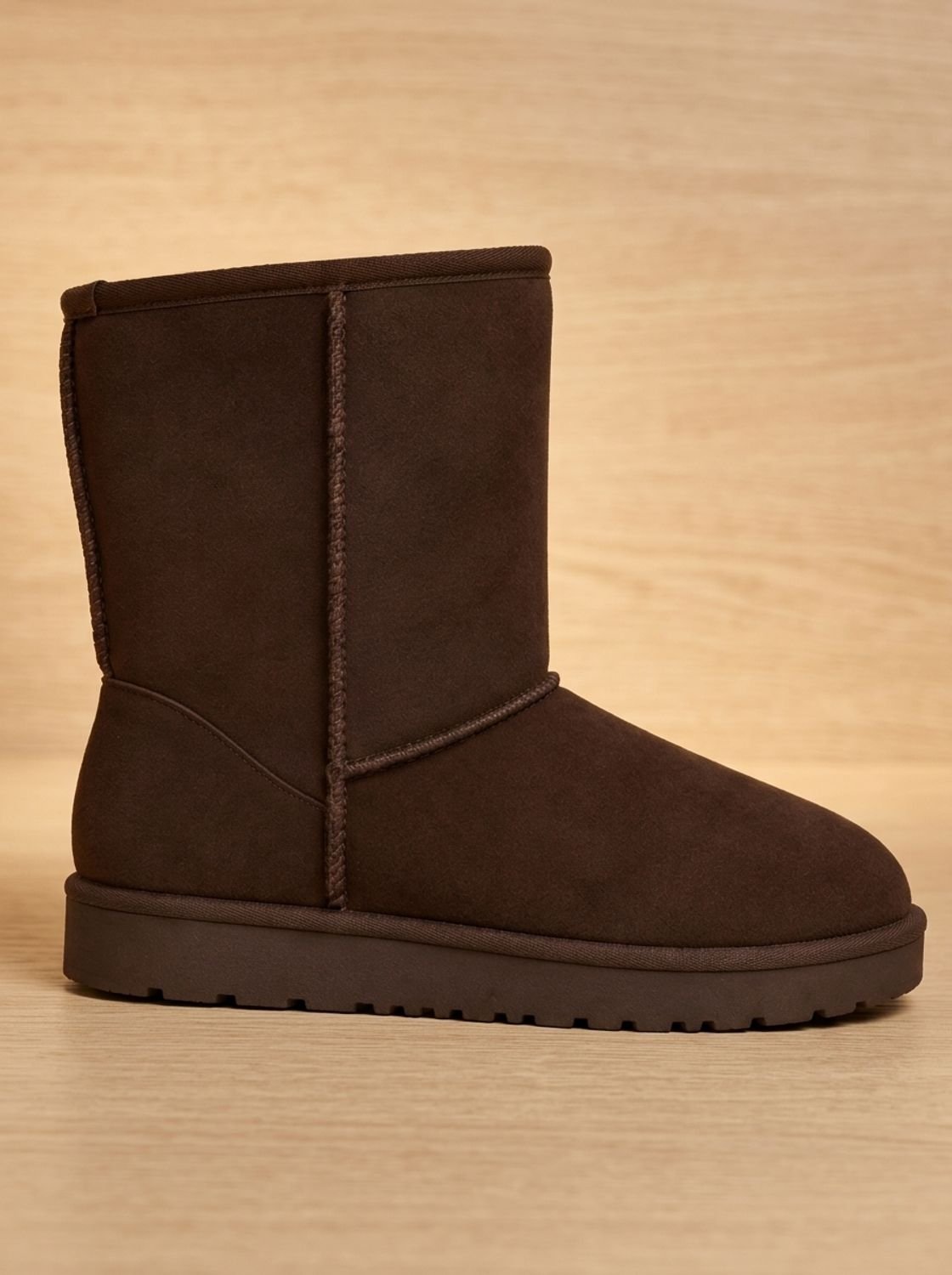 Nahaufnahme des weichen Teddyfutters in einem Damen-Winterstiefel