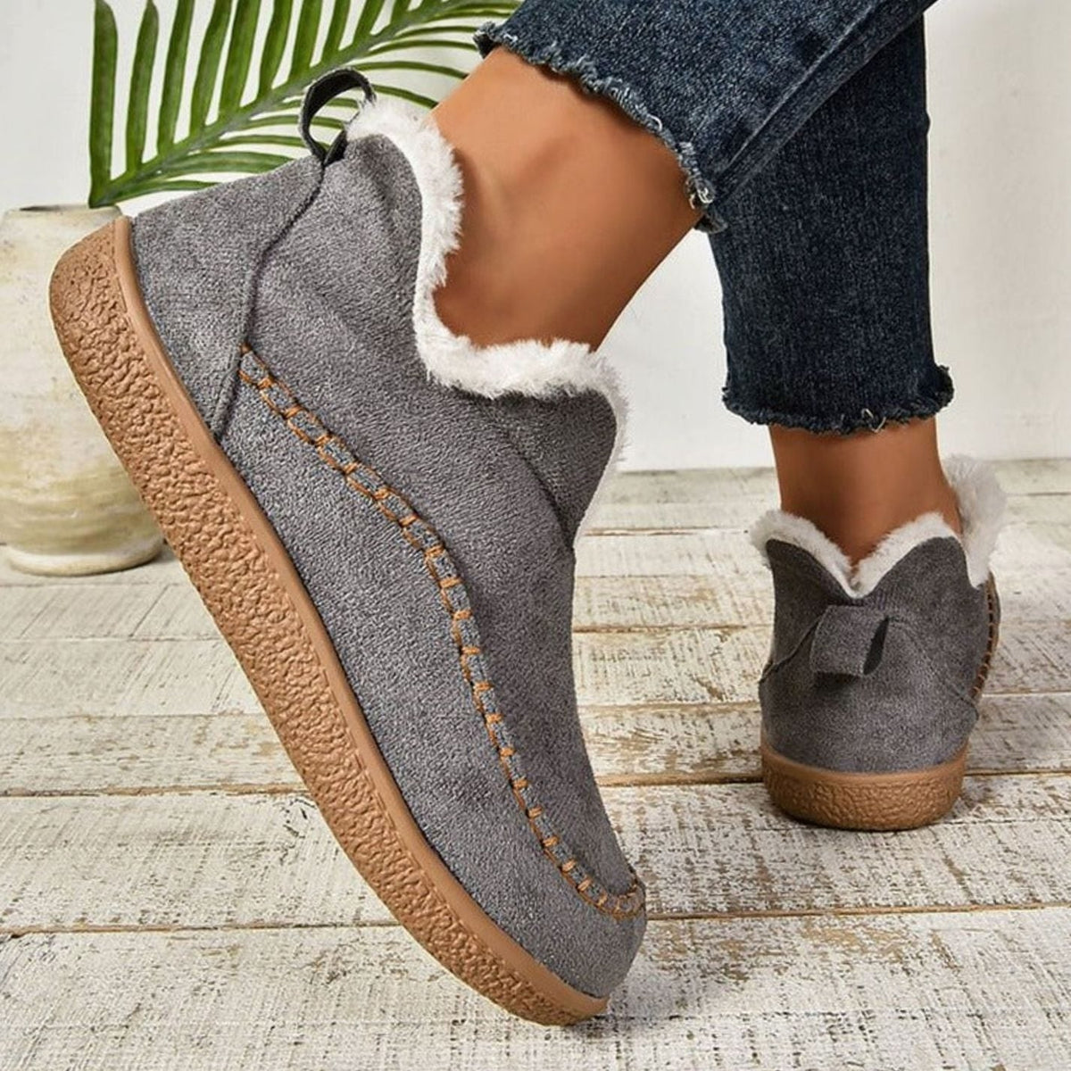 Paar Damen-Mokassins mit bequemer Loafer-Silhouette