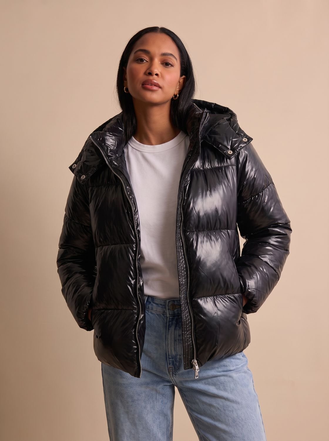 Damen-Steppjacke mit hochgeschlossener Kapuze und gepolsterter Struktur