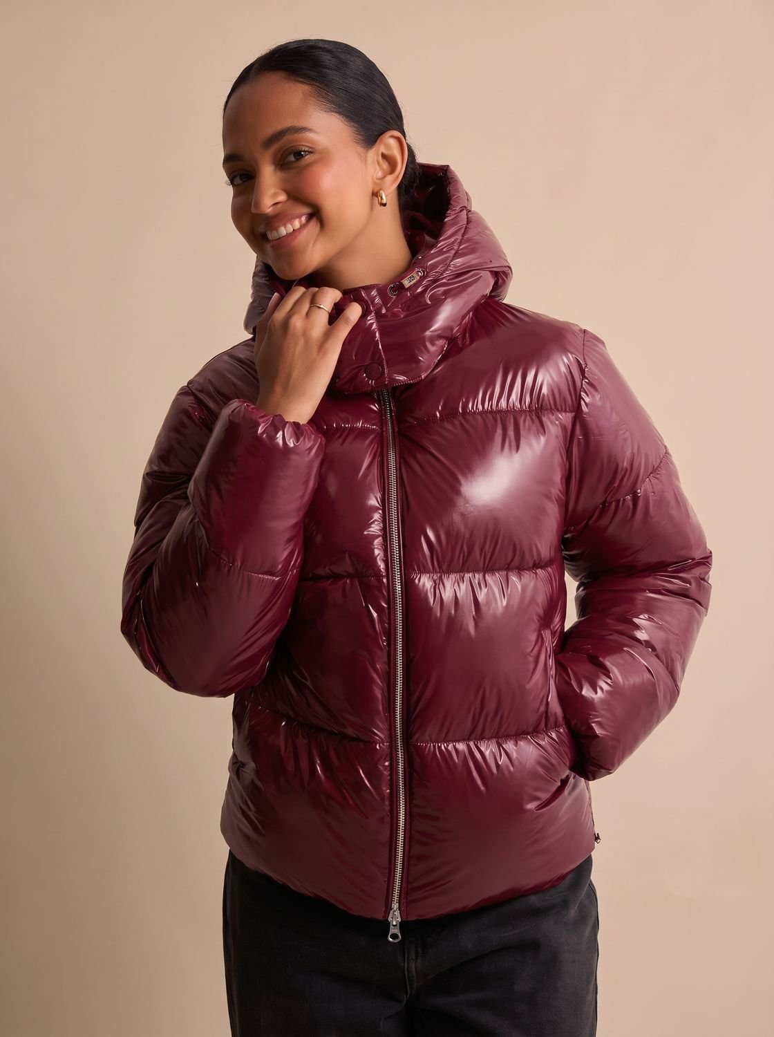 Rückansicht der Steppjacke mit Kapuze und gleichmässiger Polsterung
