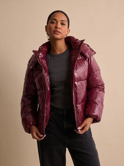 Glänzende Steppjacke für Damen mit Kapuze in der Frontansicht