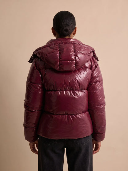 Detailaufnahme der glänzenden Steppung und Kapuze der Damenjacke