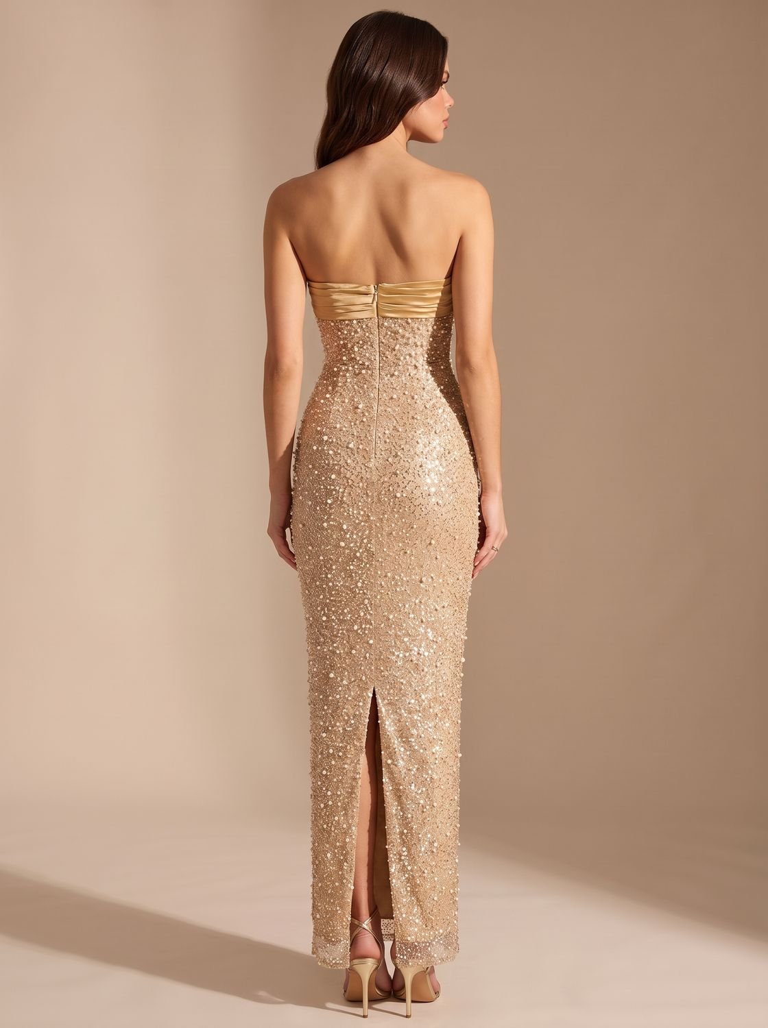 Detailansicht eines goldenen Damen-Maxikleids mit glänzenden Pailletten und schulterfreiem Design