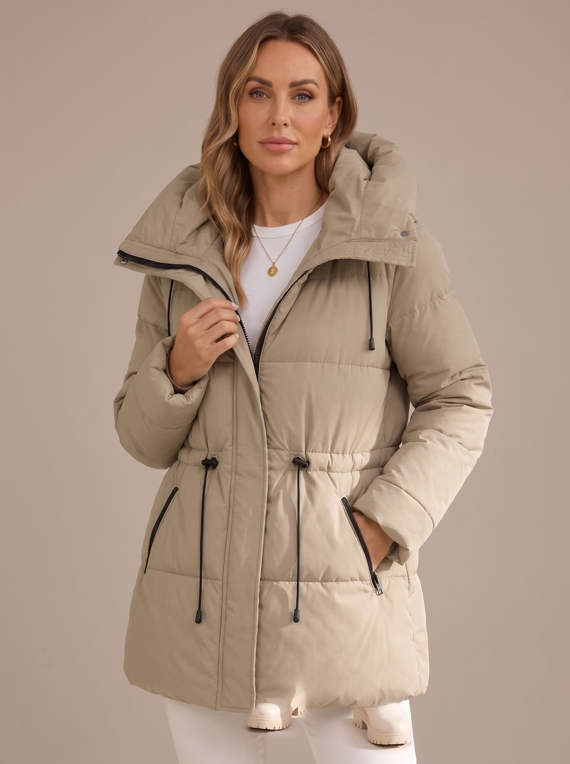 Steppjacke für Damen mit schützender Kapuze