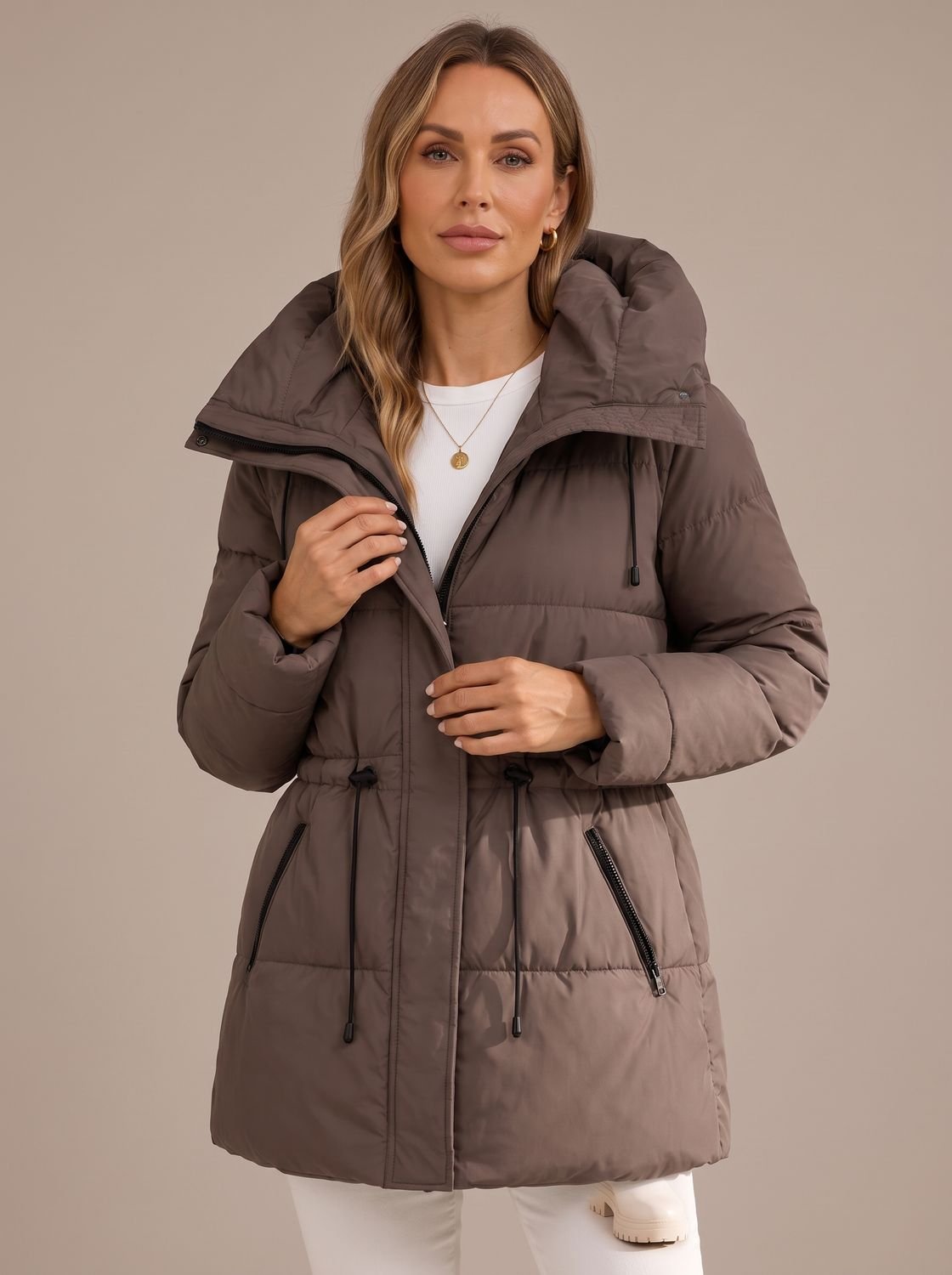 Seitliche Ansicht der Damen-Steppjacke mit Kapuze