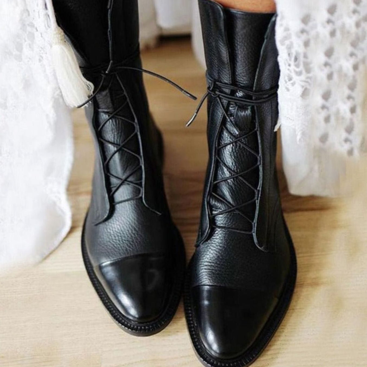 Seitenansicht der wadenhohen Damenboots mit markanter Schnürung