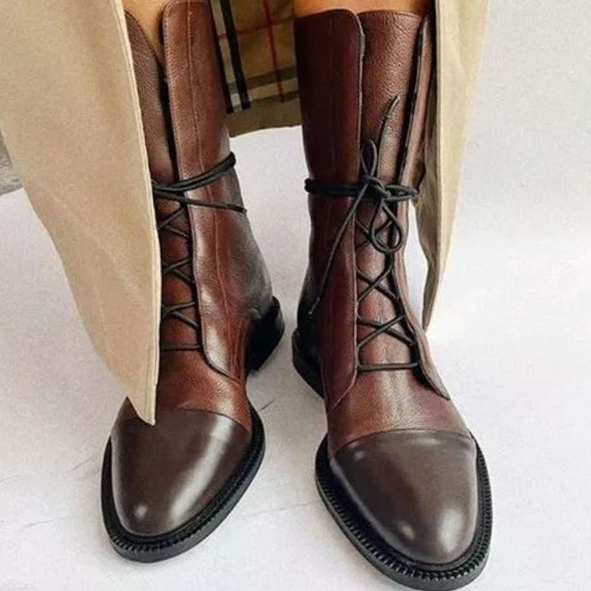 Damen Combat Boots in einer stilvollen Ansicht bis zur Wade