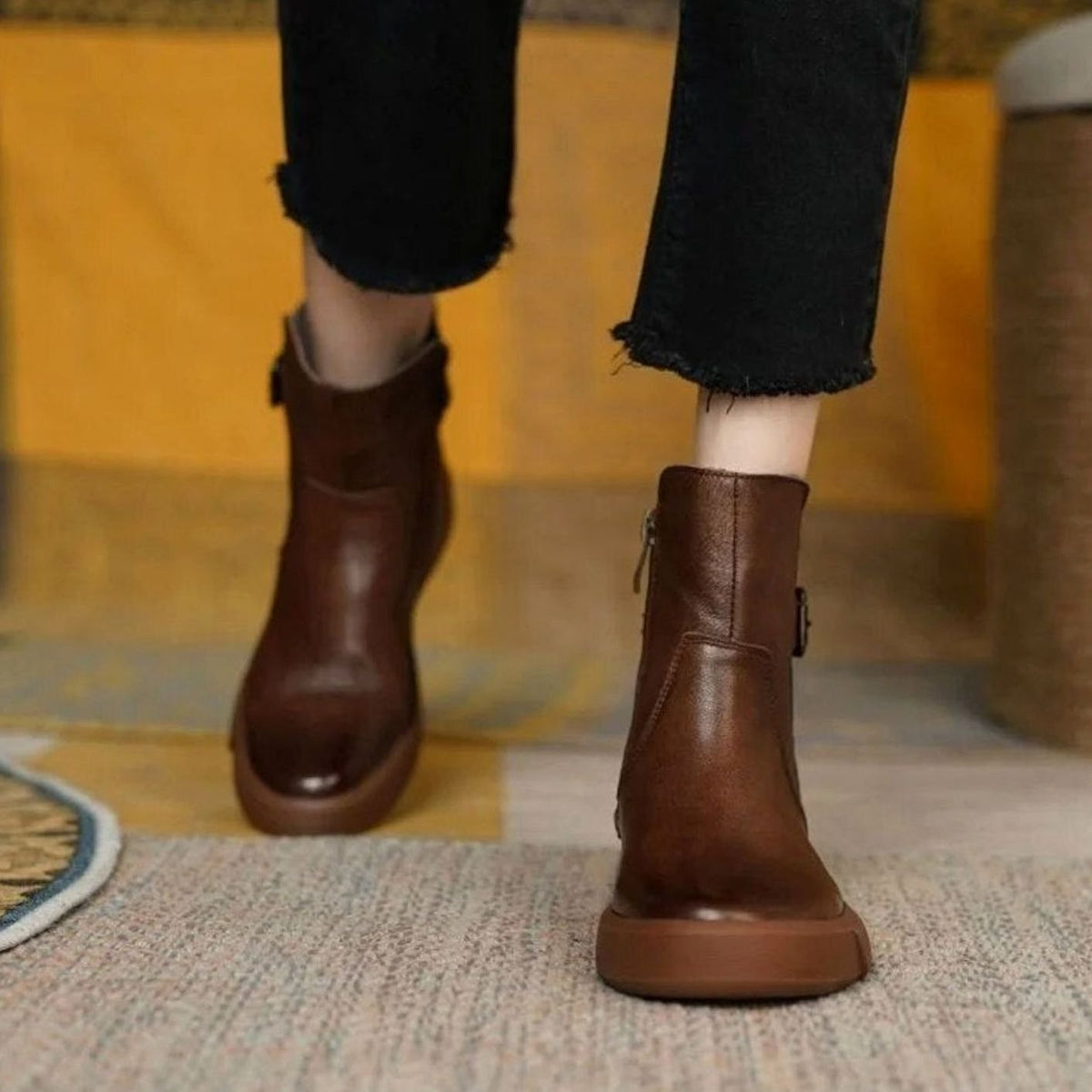Seitliche Ansicht der Damen-Stiefeletten aus Leder mit Plateau