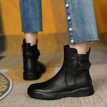 Detailansicht des Leders und der Schnalle an den Plateau-Stiefeletten