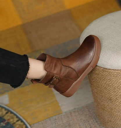 Draufsicht auf Damen Plateau-Stiefeletten mit Schnallendetail