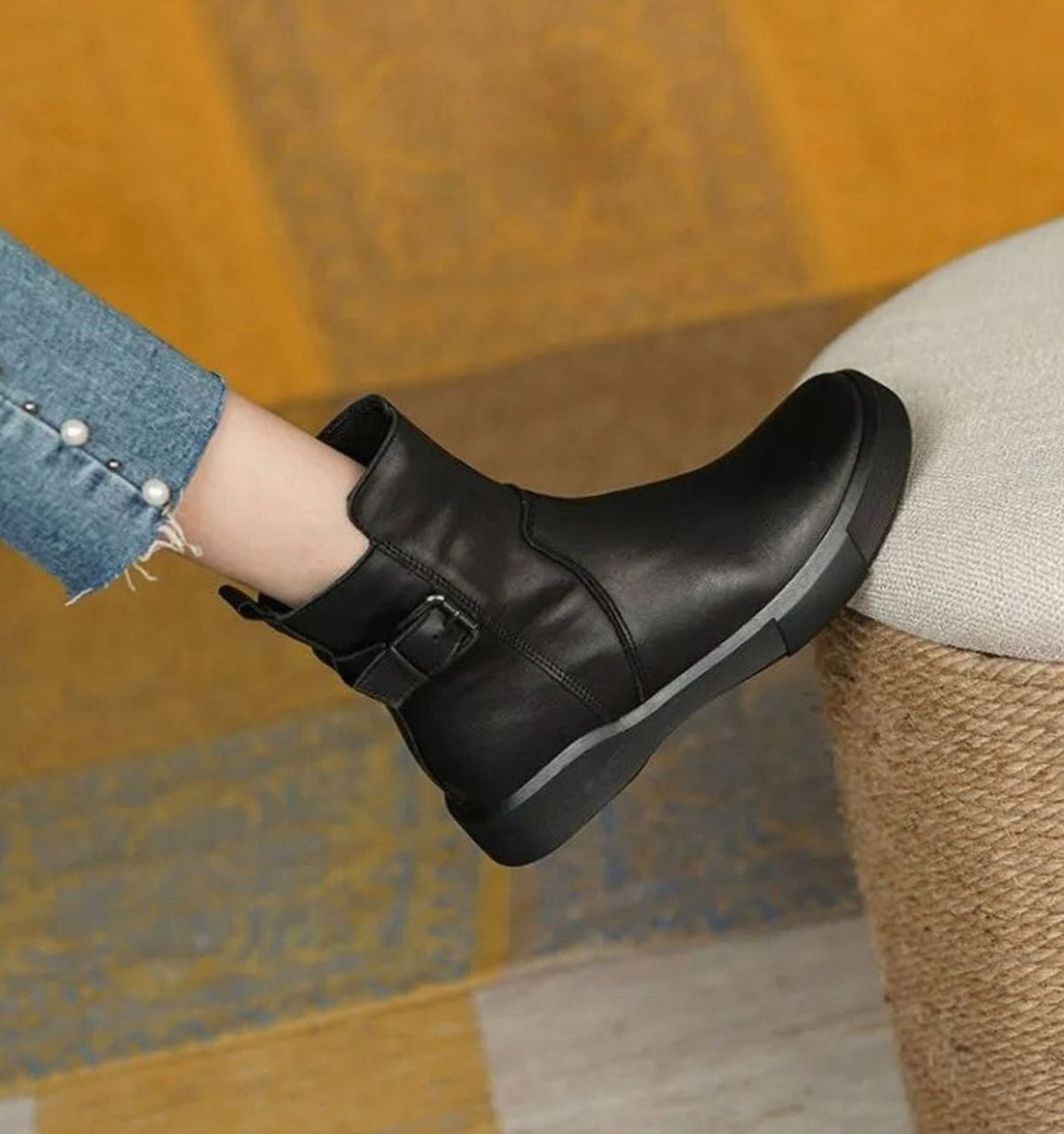 Profil der Leder-Stiefeletten mit erhöhter Plateau-Sohle