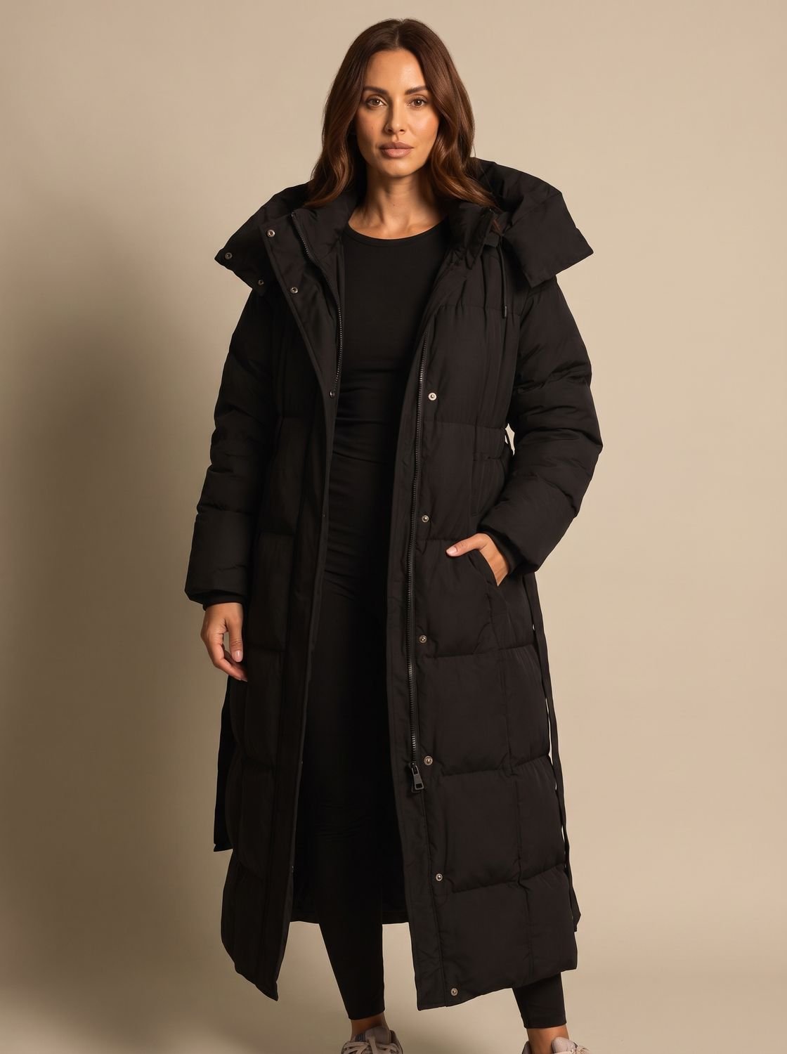 Damen Longline Steppjacke mit Kapuze und Gürtel in der Frontansicht