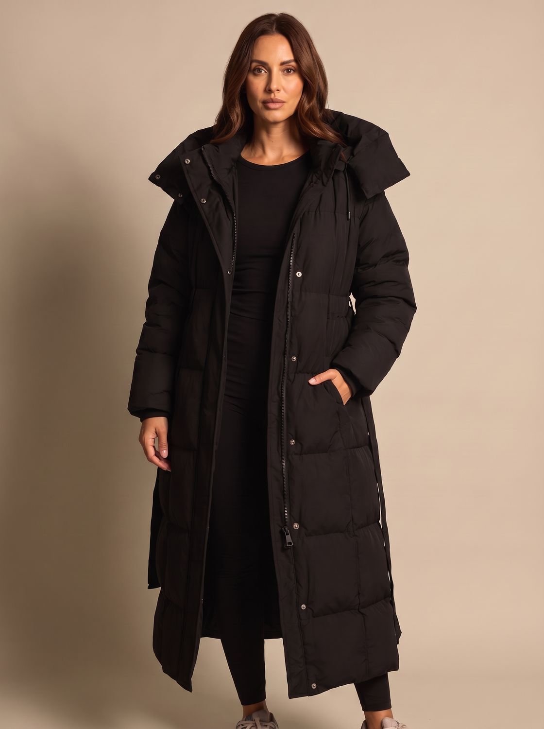 Lange Damen-Steppjacke mit Kapuze und taillierendem Gürtel